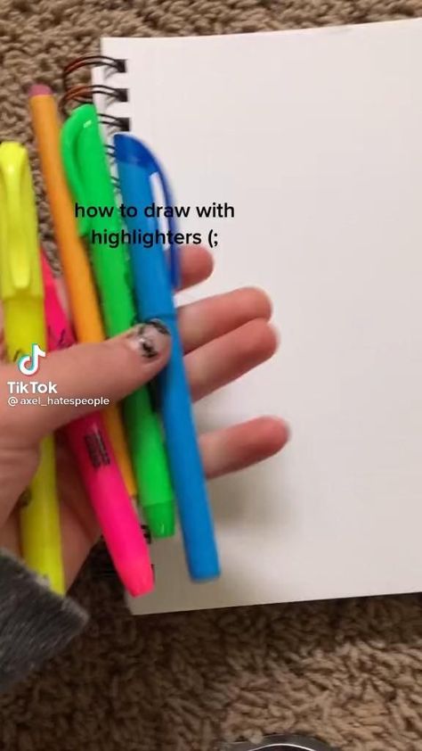 Highlighter Sketch To Draw, Drawing Ideas Highlighter, Highlight Drawing Tutorial, Cute Art Inspo Sketch, Alt Kidcore Drawing, Sketches With Highlighter, Therapeutic Painting Ideas, Alt Drawing Poses, Alt Things To Draw