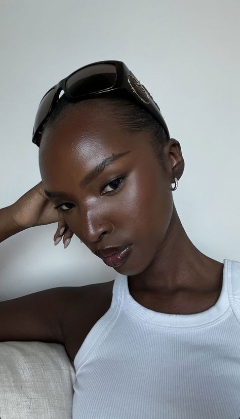 Dark Skin Soft Makeup, Natural Makeup Full Face, African Fashion Aesthetic, Clean Girl Makeup Aesthetic, Deep Winter Black Women, Dark Features Women, Natural Everyday Makeup Looks, Smooth Skin Aesthetic, Clear Black Skin