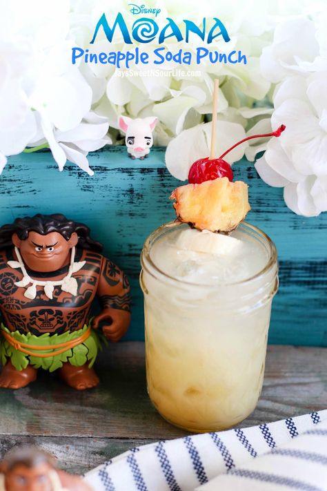 moana-pineapple-soda-punch-pinterest-share-2 Moana Party Food, Moana Food, Pineapple Soda, Disney Themed Movie Night, Disney Movie Night Food, Moana Crafts, Moana Birthday Party Theme, Disney Movie Night Dinner, Moana Theme Birthday