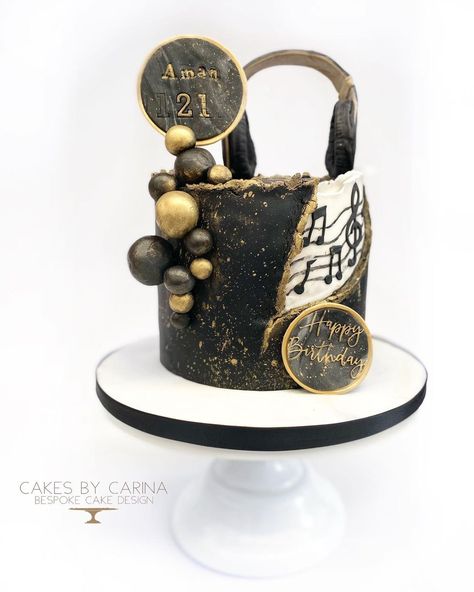 Cakes By Carina on Instagram: “Musical Notes cakes a classic black, white and gold colour scheme and modern twist on design with Dr. Dre Beats headphones. Complete with…” Music Cake For Men, Music Themed Cakes For Men, Cake Designs For Musicians, Birthday Cake Music Theme Ideas, Music Cake Ideas, 18th Birthday Cake Music Theme, 18th Birthday Cake Designs, Music Note Birthday Cake, Gold Colour Scheme