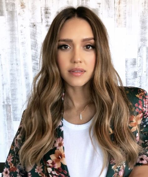 Jessica Alba’s Secret for Effortless Waves Is Showering at Night Nancy Callahan, Blond Rose, Jessica Alba Hair, Balayage Hairstyles, Effortless Waves, Long Face Hairstyles, Face Shape Hairstyles, Jessica Alba, Long Curly Hair