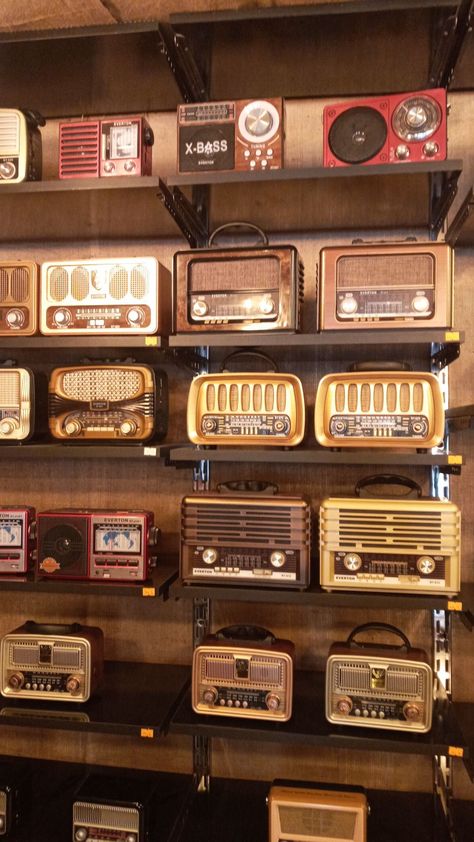 Radio Wallpaper, 60s Aesthetic, Jazz Bar, 70s Music, Antique Radio, Music Radio, Ralph Lauren Boys, Vintage Radio, The 70s