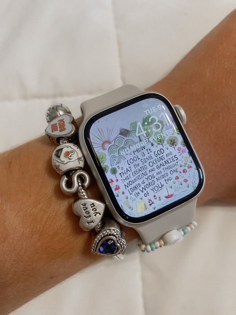 Apple Watches Aesthetic, Apple Watch Pandora Bracelet, Pandora And Apple Watch, Apple Watch Y Pandora, Silver Apple Watch Aesthetic, Pandora Y Apple Watch, Apple Watch 41mm Vs 45mm, Pandora Bracelet With Watch, Silver Apple Watch Band Ideas