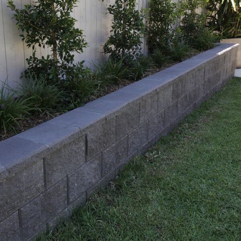 Sloped Wall, Slope Garden, Retaining Wall Patio, Diy Retaining Wall, Paver Ideas, Backyard Retaining Walls, Landscape Tips, Backyard Creations, Beds Diy