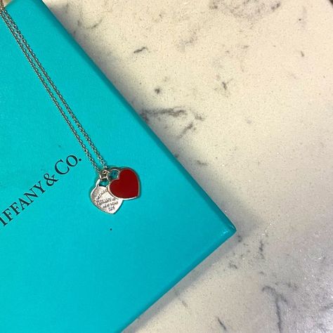 Return to Tiffany, red double heart tag pendant Colar Tiffany E Co, Heart Necklace Tiffany, Red Pendant Necklace, Lovely Aesthetic, Heart Stuff, Tiffany And Co Necklace, Return To Tiffany, Tiffany Necklace, Red Pendants