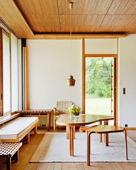 ALVAR AALTO, Maison Louis Carré, Bazoches-sur-Guyonnes, France (1956). Interior featuring the Golden Bell pendant light (1937) and X-leg sofa table (c.1954). / ArchDaily #maisoncarré #maisonlouiscarré #alvaraalto #aalto #x-leg #sofatable #interior #furniture #interiordesign #woodenfurniture #france #frenchinterior #modernism #midcenturymodern #MCM #scandinavianmodern #finnishdesign #scandinaviancollectors #wood #woodpanelling Alvar Alto, Design Blogs, Style At Home, Furniture Arrangement, Mid Century Furniture, Large Windows, Home Fashion, 인테리어 디자인, Interior Spaces