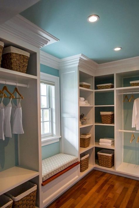 Luxurious Dressing Room, Ideas Armario, Cozy Window, Closet Units, Organizing Walk In Closet, Master Closet Design, Small Walk In Closet, Dressing Design, Closet Built Ins