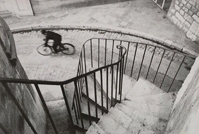 https://petapixel.com/2019/07/11/a-closer-look-at-henri-cartier-bressons-iconic-photo-of-the-cyclist/ Henry Cartier Bresson, Eugene Atget, Elliott Erwitt, Walker Evans, Robert Doisneau, Famous Photos, Robert Mapplethorpe, Henri Cartier Bresson, Riding A Bike