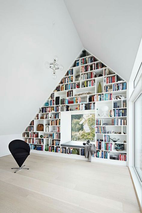 ... auf die Spitze getrieben... Modern Bookshelf Decor, Modern Bookshelf, Attic Design, Home Library Design, Loft Room, Attic Rooms, Home Libraries, Loft Conversion, Library Design