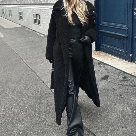 Winter Essential: The perfect teddy coat for chilly days! Cozy, stylish, and a true statement piece! Paired with leather for the ultimate all-black look. Who else loves this fluffy trend? 🔗 https://forloma.de/products/langer-teddymantel-teodora #FORLOMA #TeddyCoat #AllBlackEverything #TeddyMantel Long Black Teddy Coat Outfit, Black Fluffy Coat Outfit, Black Teddy Coat Outfit, Fluffy Coat Outfit, Black Teddy Bear Coat, Teddy Bear Coat Outfit, Black Fluffy Coat, Black Teddy Coat, Teddy Outfit