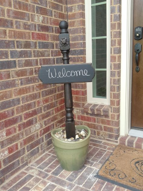 Stained a banister post ($13 Home Depot), painted a board with chalk board paint, set in a pot with river rocks. Welcome Post, Spindle Crafts, Stair Spindles, Porch Posts, Table Cafe, Wood Candles, Repurposed Furniture, Diy Outdoor, Porch Decorating