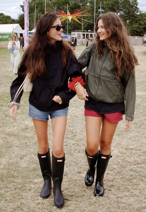 Kate Moss Hunter Boots, Hunter Wellies Outfit, Boomtown Outfit, Rainy Festival Outfit, Hunter Rain Boots Outfit, Wellies Outfit, Rock Star Girlfriend, Eva Core, Olivia Neill