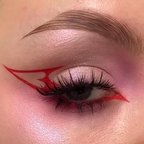 Red And Yellow Eye Makeup, Red Eyeliner Ideas, Red Liner Makeup, New Year Eye Makeup, Red Graphic Eyeliner, Red Eyeliner Looks, Red Graphic Liner, Maroon Eyeliner, Christmas Eyeliner