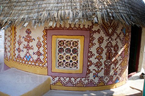 Chitra kaam on a Bhunga... Chill Out Room, Mud Hut, Indian Interior Design, Mud House, Indian Interiors, Interior Design Decor, Folk Design, Indian Homes, Indian Architecture