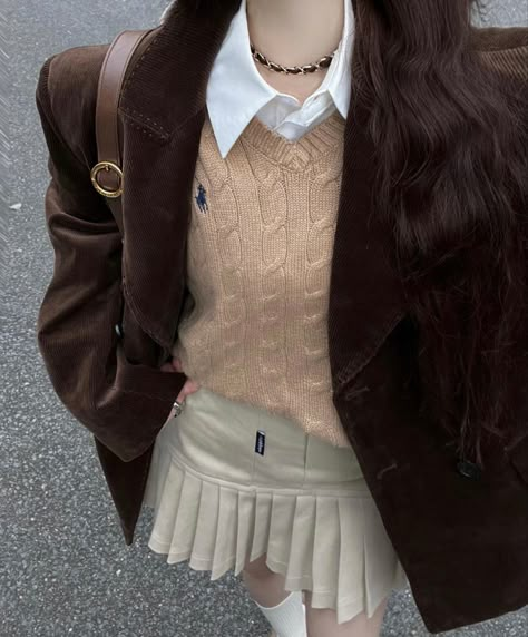 Light Brown Jacket Outfit, Brown And Beige Outfit, Her Drawing, Dark Academia Outfits, Rok Mini, School Homework, Academia Outfits, Mode Inspo, 가을 패션