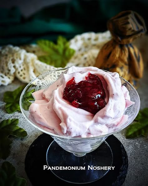 Lingonberry Dessert, Danish Dishes, Lingonberry Recipes, Danish Recipes, Scandinavian Recipes, Nordic Recipe, International Desserts, Wild Food Foraging, Chilled Desserts