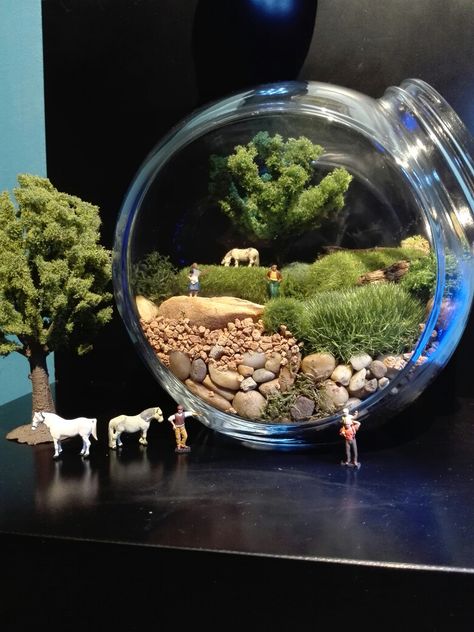 Diorama és terrárium Terrarium Ideas Unique, Miniature Garden Ideas, Succulent Plants Indoor, Glass Jar Diy, Terrarium Scene, Succulent Planting, Unique Terrarium, Terrarium Centerpiece, Succulent Planter Diy