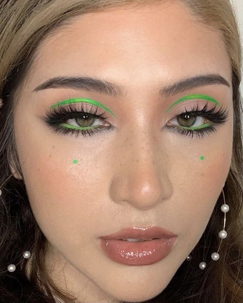 Makeup Green Eyes, Green Eye Makeup, Rock Makeup, Makeup Themes, Alien Makeup, Neon Makeup, Cute Eye Makeup, Eye Makeup Styles, Casual Makeup