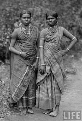 Two Indian women in 1940 - Old Indian Photos Indian Photos, Vintage India, Mode Abaya, Ancient India, We Are The World, Indian History, Africa Fashion, Sanskrit, New Delhi