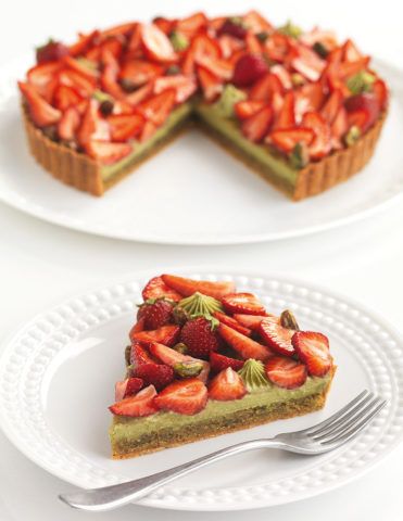 Pistachio Strawberry Tart, Pistachio Tart Recipes, Pistachio Patisserie, Pistachio Tarts, Pistachio Desserts, Fancy Pastry, Friands Recipe, Pistachio Tart, Strawberry Pistachio