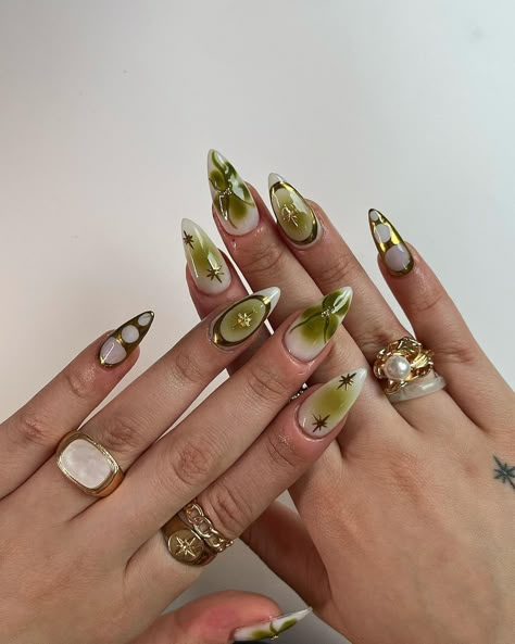 Nails This Season, Cool Art Nails, Autumnal Nail Designs, Cool Green Nails, Gel X Inspo Nails, Cool Fall Nails, Green Cute Nails, Idee Nail Art, Every Nail Different Design