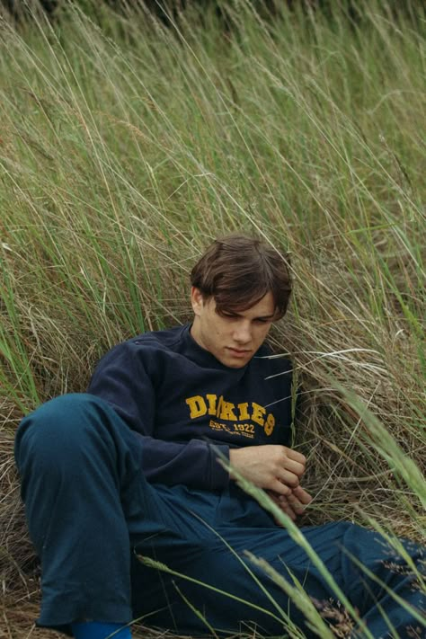 Grass Field Photoshoot Men, Photography Poses For Men Aesthetic, Senior Photos For Guys, Nature Photoshoot Men, Male Photography Poses, Men Photoshoot Ideas, Sunflower Shoot, Urban Shoot, Senior Sunday