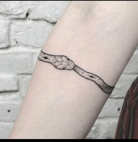 Snake Bracelet Tattoo, A Snake Tattoo, Ouroboros Tattoo, Laura May, 4 Tattoo, Tattoos Geometric, Tattoo Designs For Men, Tattoo Bracelet, Snake Tattoo