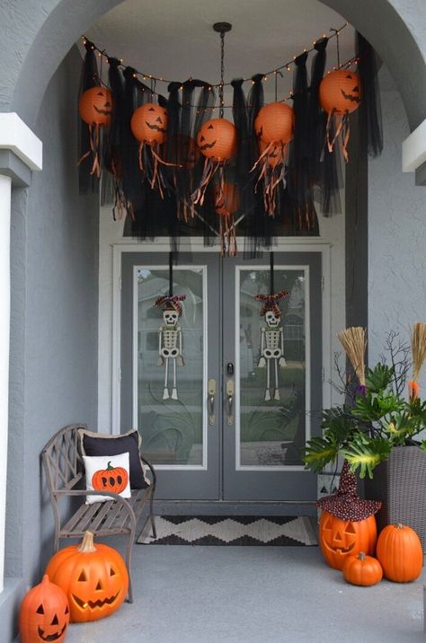 Halloween Party Pumpkin Decorating, Diy Door Halloween Decorations, Hanging Jack O Lantern, Halloween Porch Garland, Yard Halloween Decorations Ideas, Decoracion Halloween Casa Exterior, Halloween Balcony Decor, Autumn Decorations Outdoor, Front Yard Halloween