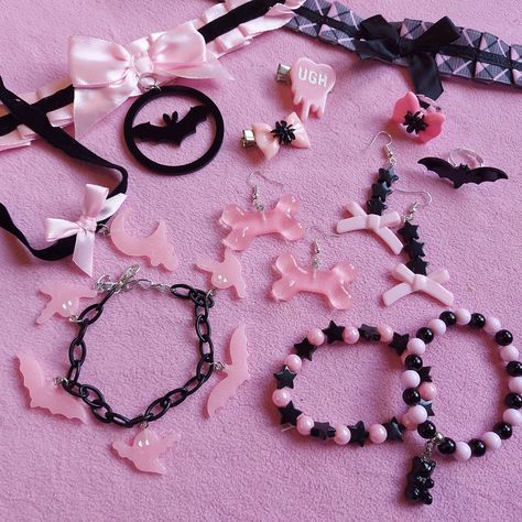 Cute Goth Jewelry, Draculaura Jewelry, Pastel Goth Jewelry, Pastel Goth Accessories, Vampire Moodboard, Pink And Black Goth, Punk Coquette, Pink Alternative Fashion, Harajuku Accessories