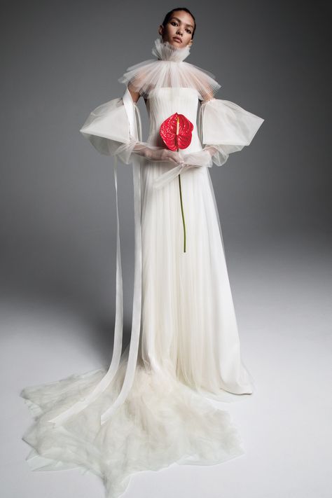 Vera Wang Bridal Fall-Winter 2019-2020 (Fall 2019), shown 8th October Fantasy Wedding Dresses, Vera Wang Bridal, Autumn Bridal, Vera Wang Wedding, Wedding Dresses Vera Wang, Most Beautiful Wedding Dresses, Designer Wedding Gowns, Bridal Fashion Week, Wedding Dress Trends