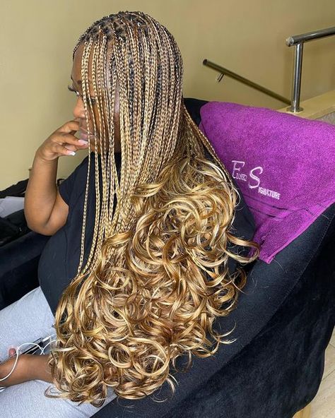 Blonde Lemonade Braids, Honey Blonde Braids Black Women, Baddie Braids, Mixing Hair Color, French Curls, Micro Braids Hairstyles, Curl Braids, Dreadlock Hair, Summer Braids