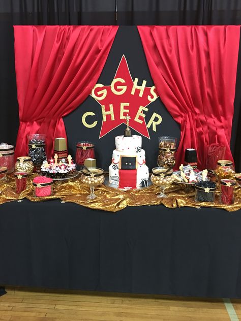 Red Carpet candy bar Red Carpet Party Snacks, Red Carpet Teacher Appreciation, Birthday Candy Table, Ball Theme Party, Party Snack Table, Oscars Theme Party, 18th Birthday Party Themes, Teen Party Games, Hollywood Party Theme