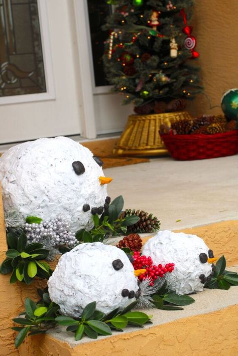 Outdoor Snowmen Diy, Cement Snowman Diy, Snowman Front Porch Decor, Concrete Snowman Diy, Wood Snowman Diy Front Porches, Diy Outdoor Snowman, Creative Snowman Ideas, Outdoor Christmas Decorations Diy, Diy Snowmen