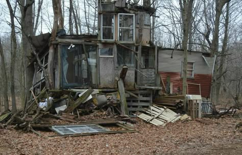 Houses In The Woods, Two Story Cabin, Southern Gothic, Gothic Aesthetic, Cabin In The Woods, Abandoned Buildings, Abandoned Houses, Story Inspiration, End Of The World