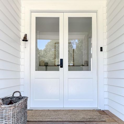 Shaker Exterior Door, Mulberry Manor, Hamptons Exterior, Farmhouse Extension, Beach Style House, Door Colour, Farmhouse Entry, Front Porch Design, Coastal Modern