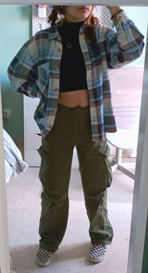 #outfit #cargo #pants #green #aesthetic ## Cargo Pants Outfit Crop Top, Flannel And Cargo Pants, Cargo Outfits Women, Cargo Trousers Outfit, Outfit Cargo Pants, Cargo Pants Green, Cargo Outfit, Cargo Pants Outfits, Green Plaid Shirt