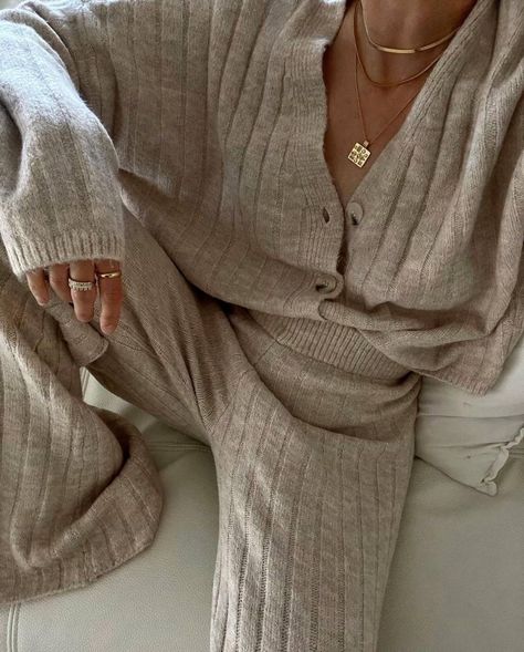 Neutral Loungewear, Classy Loungewear, Wfh Outfits, Effortless Outfit, Lazy Outfits, Style Crush, Cozy Outfit, Mode Inspo, Outfit Inspo Fall