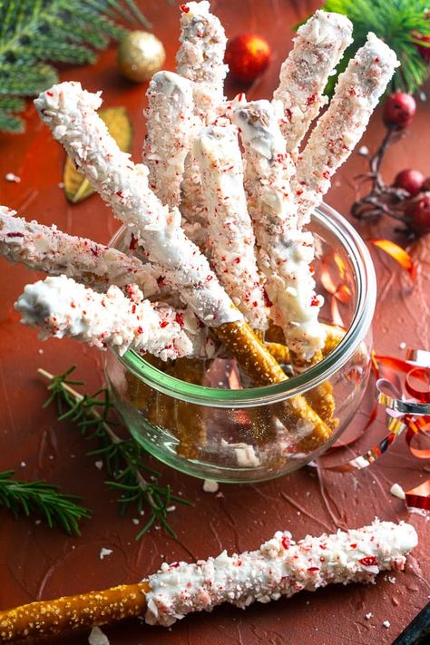 Christmas Pretzel Rods, Pretzel Rods Dipped, Christmas Pretzel, Peppermint White Chocolate, Crushed Candy Cane, White Chocolate Covered Pretzels, Christmas Pretzels, White Chocolate Pretzels, Edible Christmas Gifts