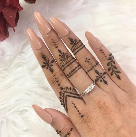 Henna Finger Tattoo, Henna Motive, Hanna Tattoo, Simple Henna Designs Hand, Cool Henna Designs, Tattoo Designs Henna, Small Henna Tattoos, Henna Tattoo Design, Small Henna Designs