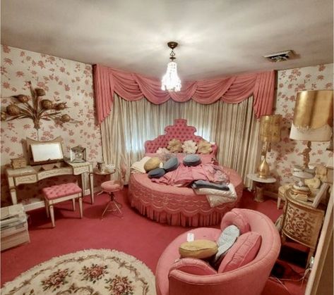 Pink Vintage Room, 80s Bedroom Aesthetic, 80s Bedroom, 80s Interior, Classy Decor, Dream House Rooms, Cute Room Ideas, House Inside, Dreamy Room