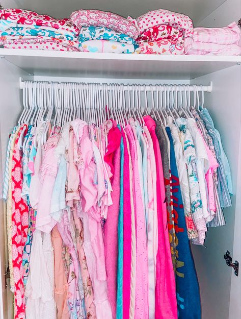 Lululemon Closet Organization, Preppy Drawer Organization, My Dream Closet Preppy, Preppy Bedroom Closet, Closet Organization Preppy, Preppy Closet Ideas, Preppy Walk In Closet, Aesthetic Closet Ideas, Preppy Clothing Rack