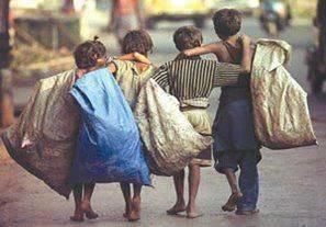 Sticking together even when your life has been turned upside down.  Iranian Street Kids Child Worker, Street Children, Child Labour, Backgrounds Hd, Helping The Homeless, Homeless People, Street Kids, Poor Children, We Are The World