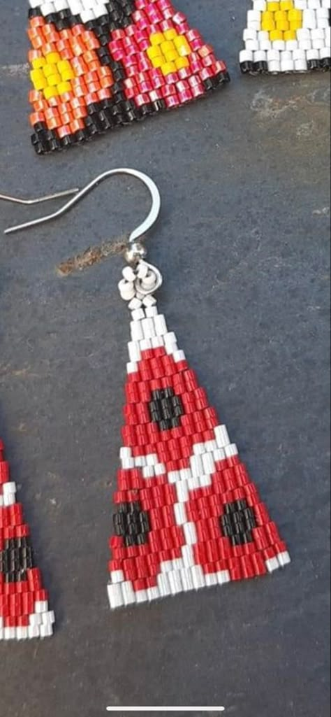 Poppy Beaded Earrings, Seed Bead Patterns Free Native Americans, Beading Earring, Flower Beaded Earrings, Beaded Flower Earrings, Seed Bead Patterns Free, Seed Bead Crafts, Bead Loom Designs, Beaded Earrings Diy