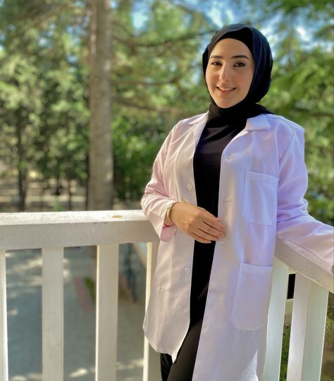 #dentalstudentlife #dentalschool #dentist #dentistry #hijab #hijabi Pharmacy Assistant, Medical Scrubs Outfit, Scrubs Outfit, Dental School, Dental Student, Hello Hello, Medical Scrubs, Pharmacy, Scrubs