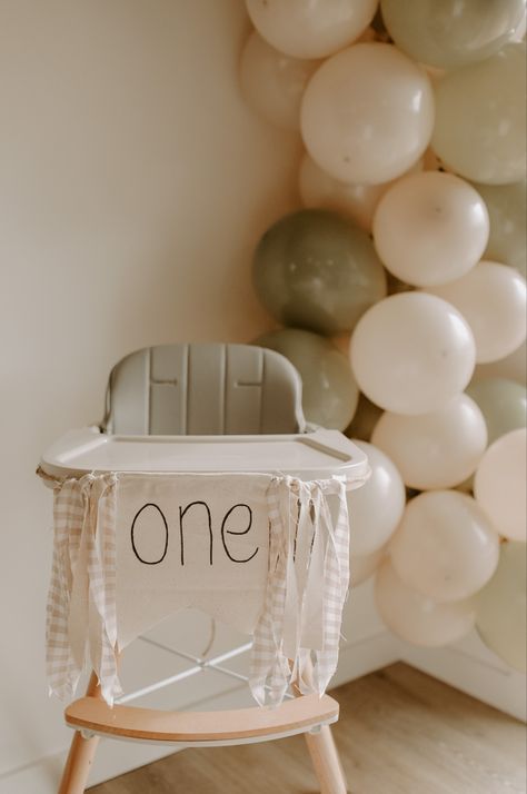 Simple High Chair Birthday Decor, Cake Smash Photos High Chair, First Birthday Highchair Decoration, Cozy First Birthday, First Birthday High Chair Backdrop, First Birthday Home Photoshoot, High Chair Photoshoot, 1st Birthday High Chair Decorations, High Chair Banner Diy