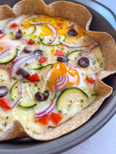 Tortilla Egg Bake Protein Breakfast Healthy, Breakfast Tortillas, Macro Breakfast, Easy Egg Breakfast, Heathy Eats, Breakfast Egg Bake, Lunch And Learn, Breakfast Diet, Easy High Protein Meals