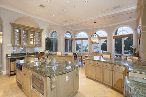 35 Luxury Mediterranean Kitchens (Design Ideas) - Designing Idea Beautiful Kitchens Luxury, Luxury Kitchen Design Mansions, Mediterranean Kitchens, Bountiful Kitchen, Mansion Kitchen, Mediterranean Kitchen Design, Grand Kitchen, Bungalow Style House, Latest Kitchen Designs