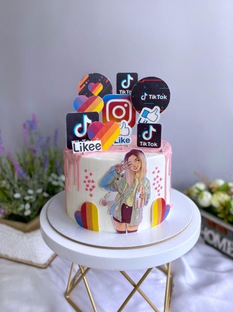 Birthday Cake Girls Teenager, Cakes For Teenagers, 14th Birthday Cakes, Bts Cake, Teen Cakes, Photo Cake Topper, 13 Birthday Cake, Realistic Cakes, Birthday Cakes For Teens