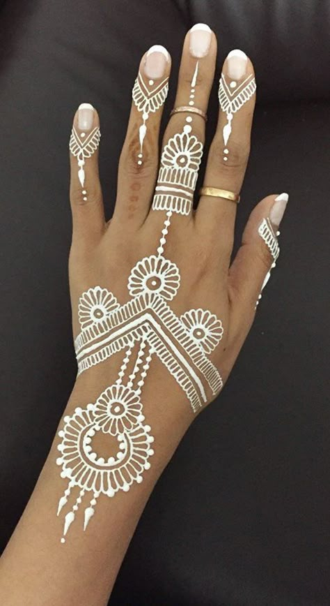 Men Henna Tattoo, Henna Mandala Design, White Henna Tattoo, Makeup Neon, White Henna Designs, Wedding Henna Designs, Cute Henna Tattoos, Henna Mandala, Henna Inspired Tattoos