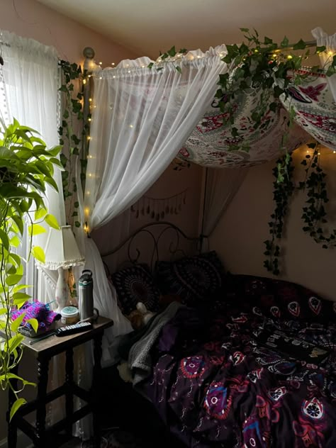 Coolest Dorm Rooms, Dorm With Canopy, Bed Canopy Room Ideas, Zen Bedroom Aesthetic, Room Ideas With Canopy Bed, Bed Drapes Canopy Diy, How To Make A Canopy For A Bed, Dark Fairy Room, Black Bed Canopy